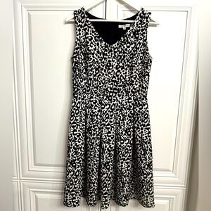 Sandra Darren Size 10 Sleeveless V-Neck Fit and Flare Dress in Black/White Print